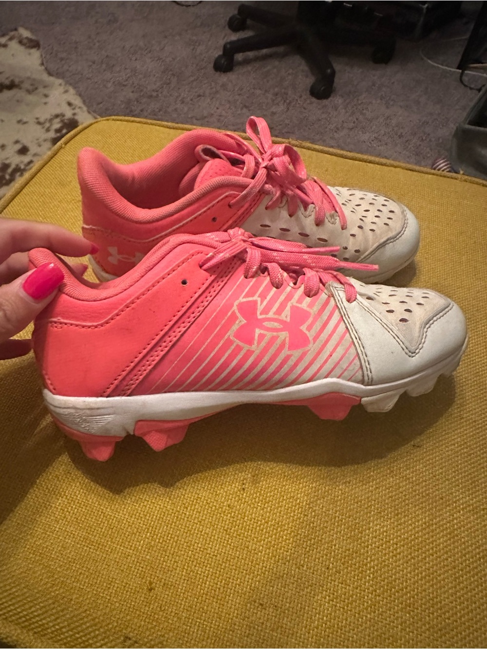 Under Armour Pink and White Kids Cleats - Lightweight Athletic softball Sz 3Y